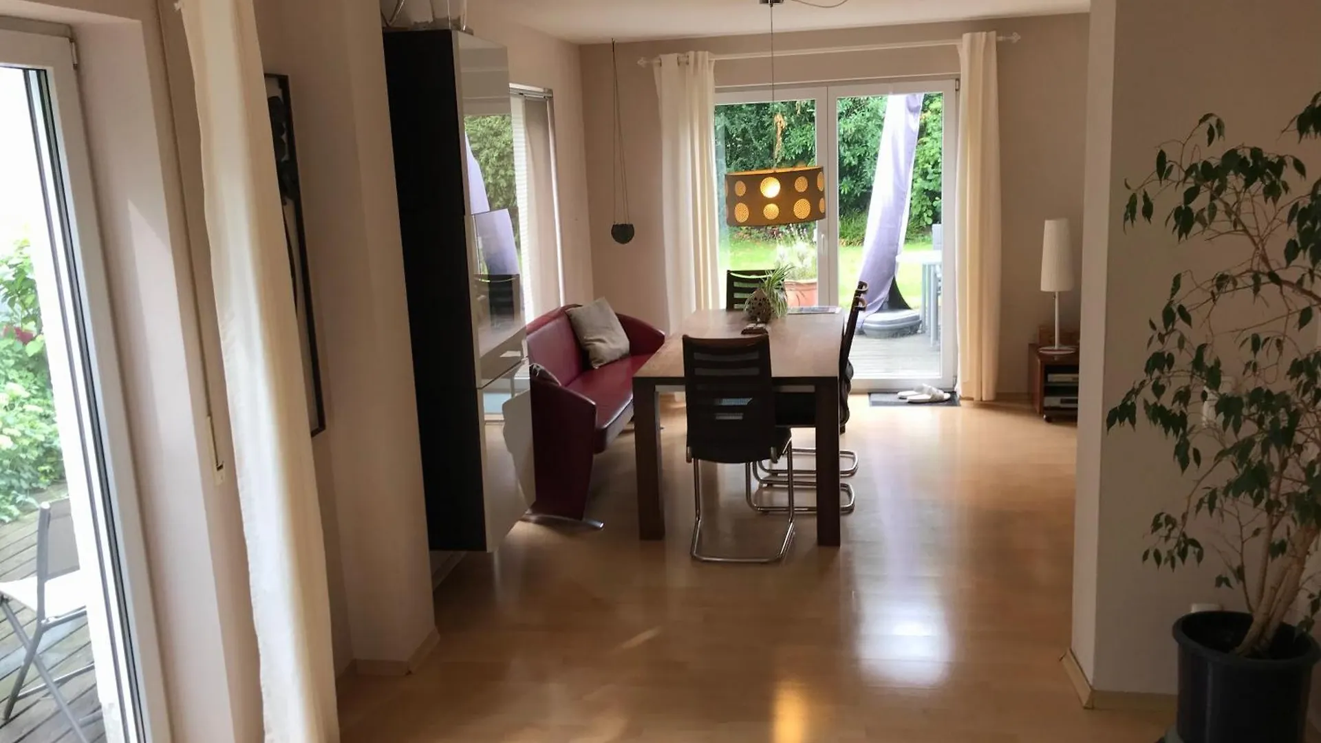 Homestay House With Castle View & Art Apartment Guenzburg